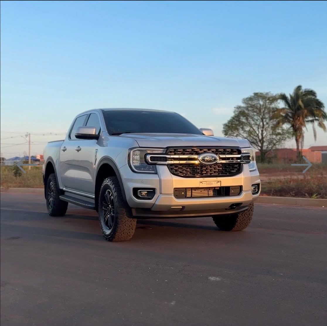 Ford Ranger prata 0km estacionada ao pôr do sol